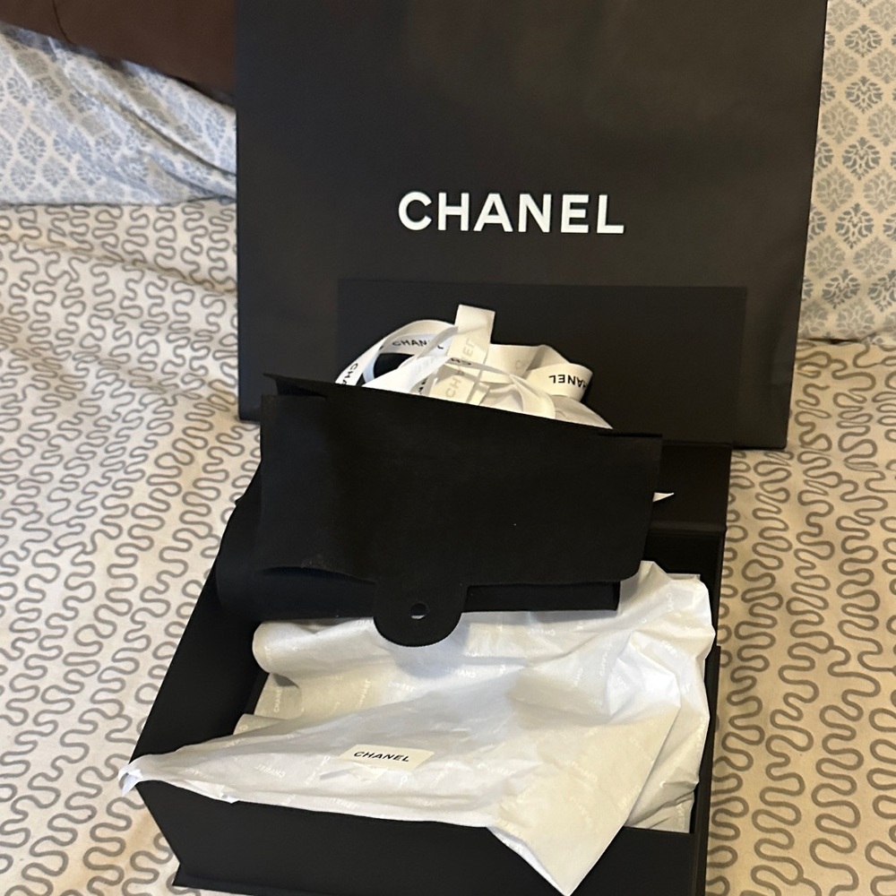 Chanel Black and White Gift Set - Picture 2 of 6